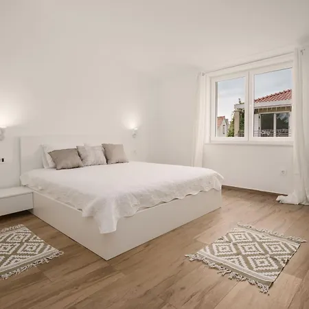 Mango Tourist * Βόντιτσε